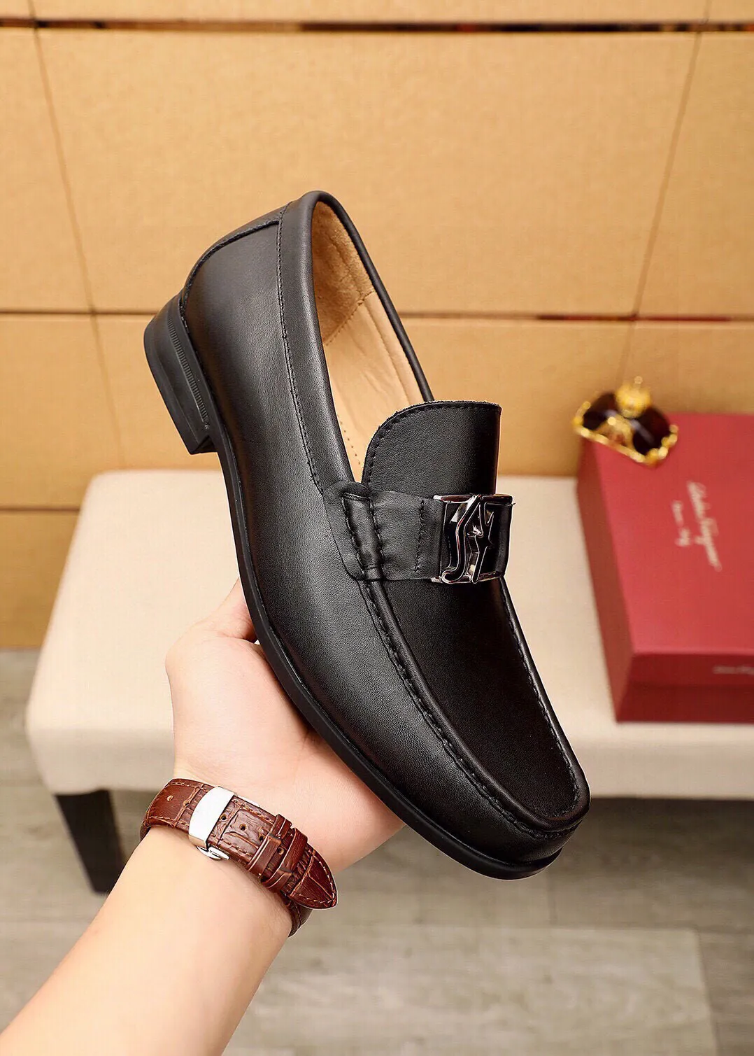 Men's shoes 💰480 💐 Product trademark: Ferragamo "Ferragamo" casual leather shoes Regular size: 38-44 (45🉑️customized) Product materials: Selected imported first-layer calfskin upper + luxury hardware buckle, imported water-dyed cow leather lining. Strong three-dimensional visual effect, original outsole color: 3⃣️seed leather materials available